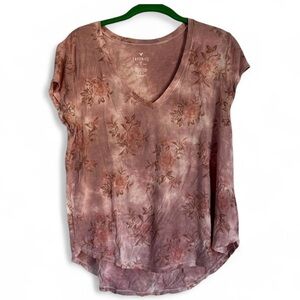 American Eagle pink flowered v-neck soft and sexy t-shirt. Medium